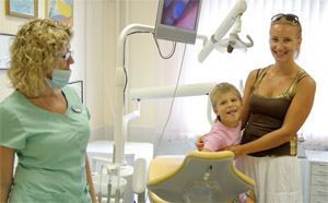 Детки не боятся врача-стоматолога - они встречают его улыбкой! Поделиться…