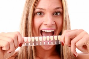 Какие методы "энергизации", используемые в зубоврачебном кабинете, помогают ускорить процесс осветления зубов?