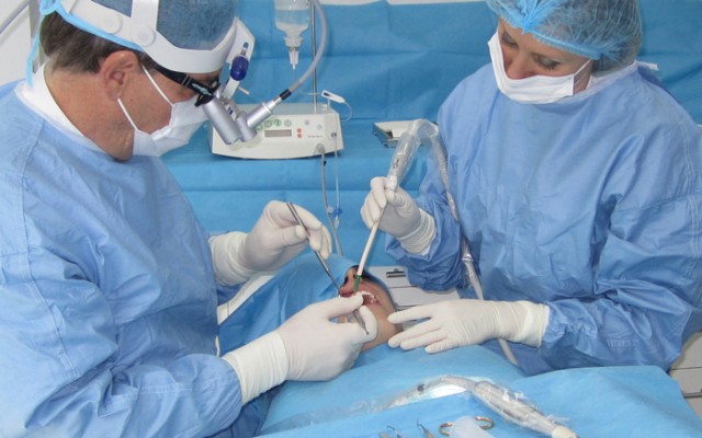 Каковы преимущества и цели периодонтальной хирургии, какие могут осложнения?