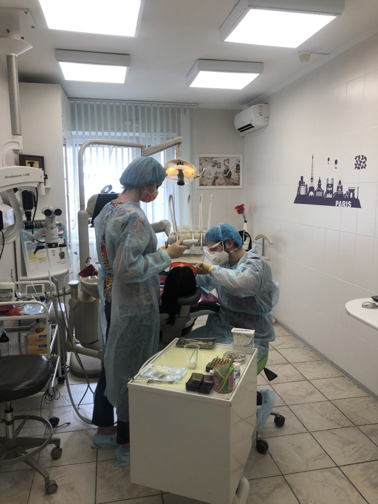 Лечение зубов во время эпидемии коронавируса